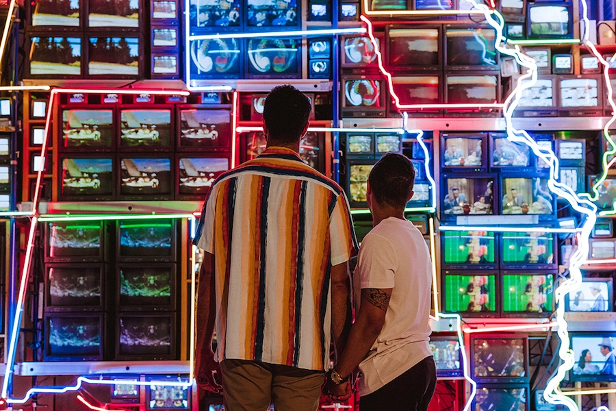 Couple looking at art at Smithsonian American Art Museum